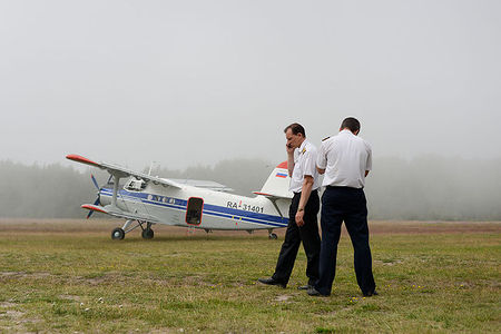 Пилоты 2ого авиаотряда на взлетно-посадочной полосе села Лопшеньга.