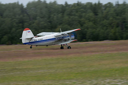 для разбега АН-2 достаточно 300-400 м взлетно-посадочной полосы.