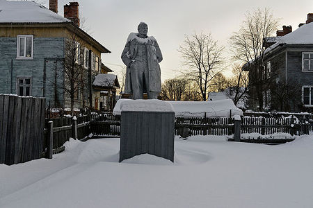 Памятник Ленину у Кегостровской средней школы.