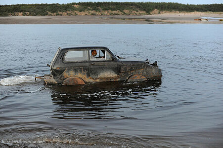 Зимний берег, село Ручьи. Сергей переправляется через реку на переделанной под "амфибию" машине "Нива".