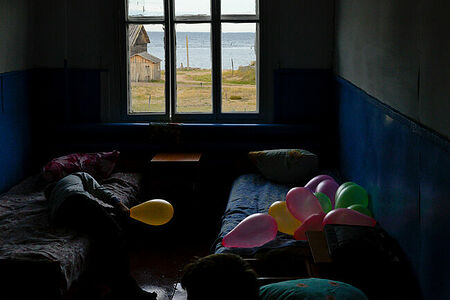 Село Лопшеньга, Летний берег Белого моря. Мальчик в интернате накануне первого сентября. Дети из села Яреньга во время учебного года живут и учатся в школе-интернате в Лопшеньге, что в 20 км. На выходные родители забирают домой.