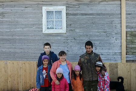 Ненецкая семья в деревне Кия