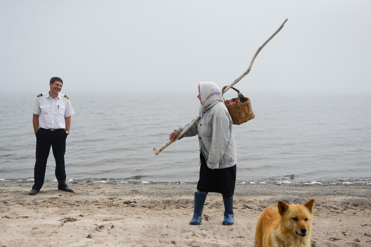Пилот Владимир Савченков на берегу Белого моря у села Лопшеньга. Рейс Владимира пришлось задержать из-за тумана.