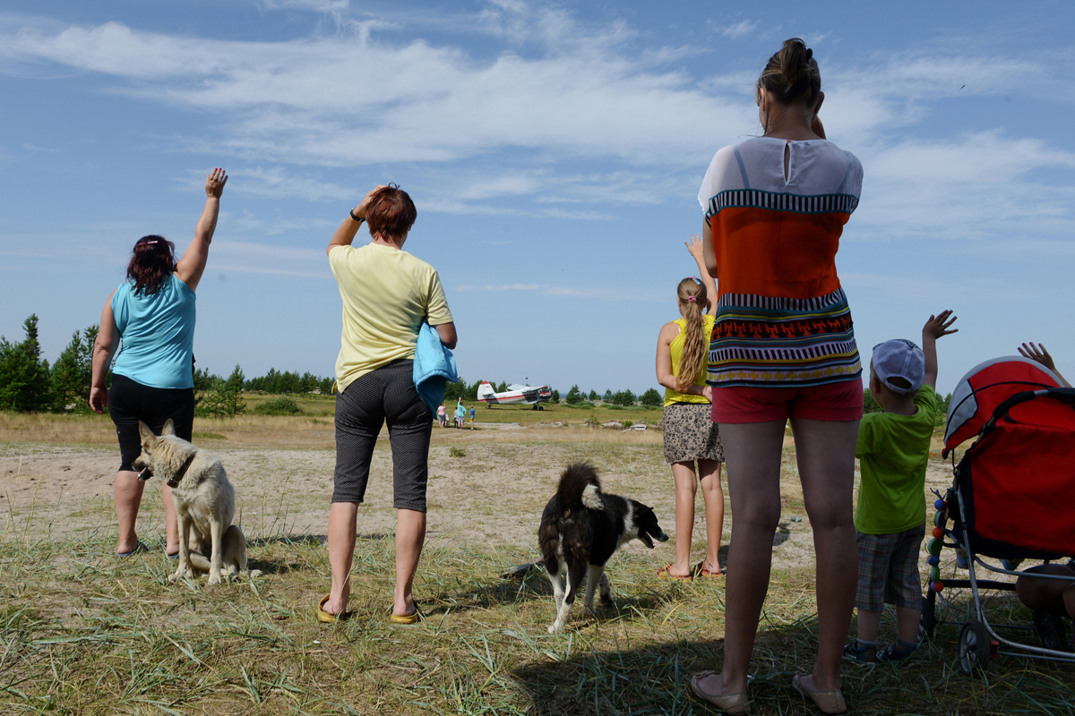 Местные жители провожают родственников в аэропорту села Летняя Золотица.