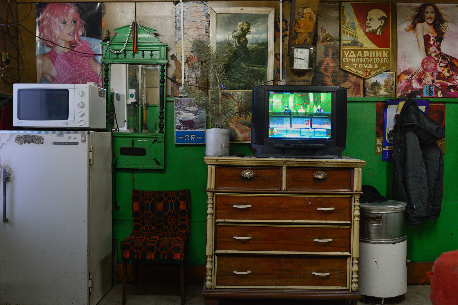 Комната отдыха в кочегарке при банях.