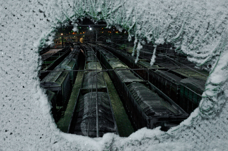 Железнодорожные составы с углем на мурманском вокзале.