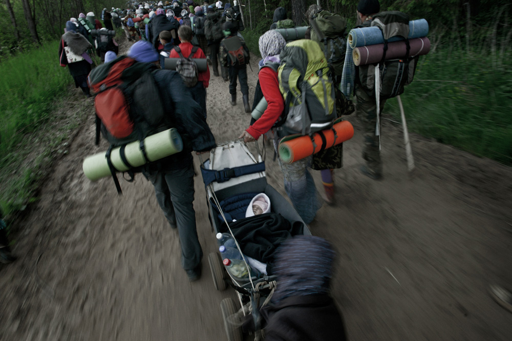 Каждый год десятки тысяч верующих идут крестным ходом к реке Великая (Вятка).
