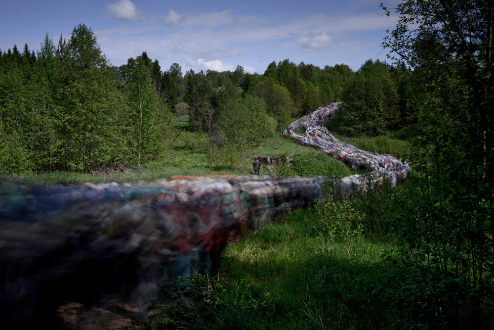 Каждый год десятки тысяч верующих идут крестным ходом к реке Великая (Вятка).