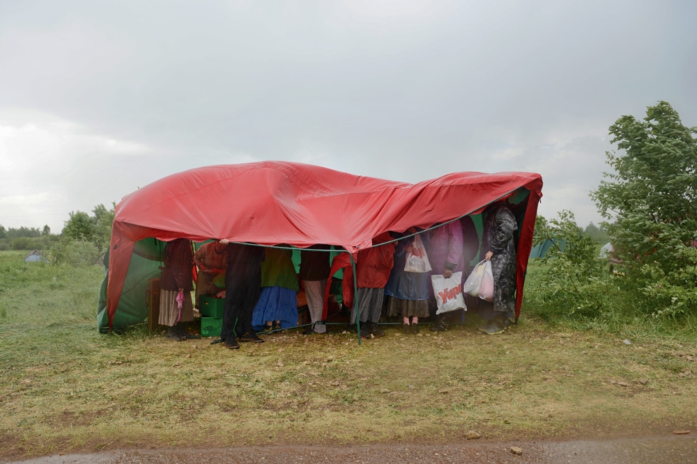 Каждый год десятки тысяч верующих идут крестным ходом к реке Великая (Вятка).