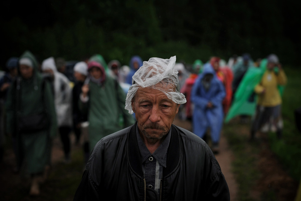 Каждый год десятки тысяч верующих идут крестным ходом к реке Великая (Вятка).