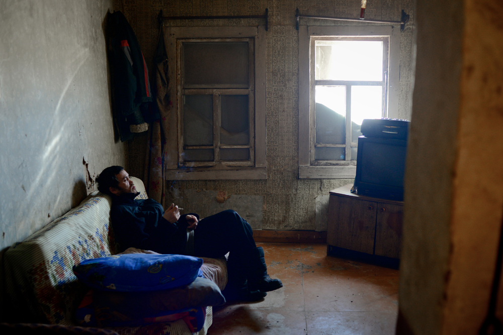 У Александра  никого из родных не осталось. Еще год назад он жил в бараке в центре поселка. Недавно дом снесли, и Сашу переселили в крайний на селе дом, который наполовину занесен песком. В часть помещений дома двери заперты, туда уже страшно заходить - стены могут рухнуть в любой момент.