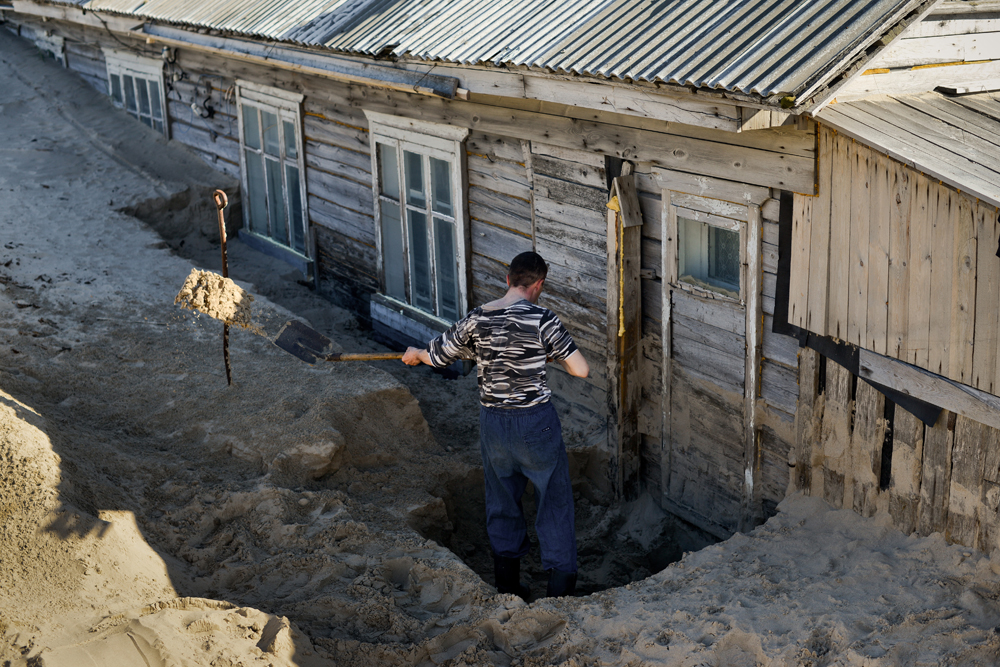 в сухую погоду жители смиренно откапывают свои дома лопатами. Заказать технику стоит от 3х до 7 тыс., что не всем покарману. Да и занести может уже на следующий день. 