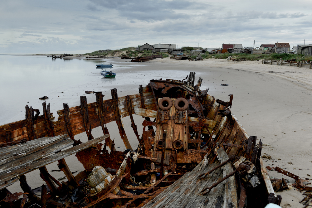 В прошлом в процветающем Шойнинском колхозе было около 70 судов. Сегодня флот догнивает на берегу, защищая поселок от штормов.