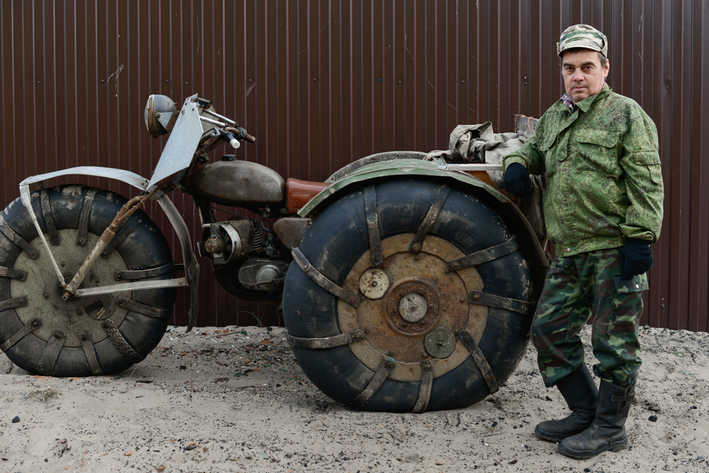 Александр со своей техникой - тарантасом, который служит уже 25 лет.