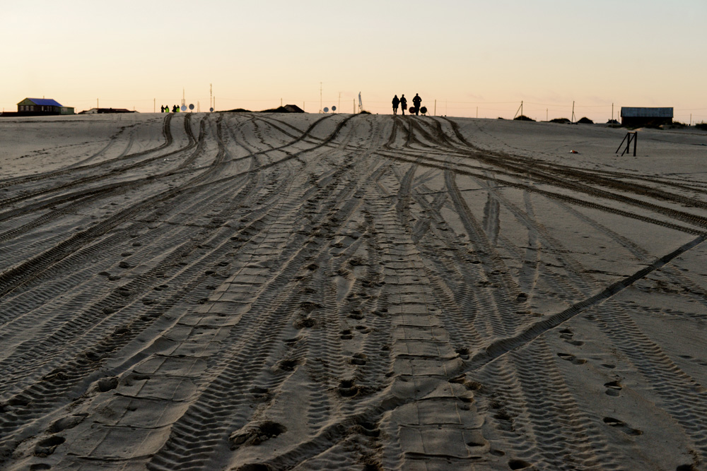 Дорога в поселок из аэропорта. Прилетающих на Ан-2 встречают многочисленные родственники. Как правило все на своей технике.