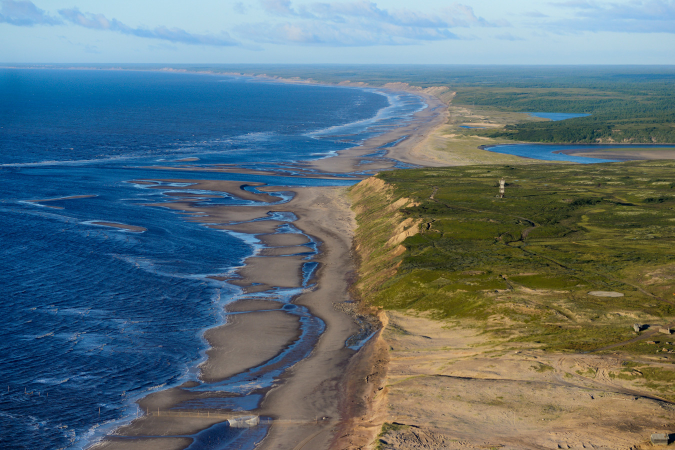Зимний берег Белого моря с вертолета в районе села Ручьи.