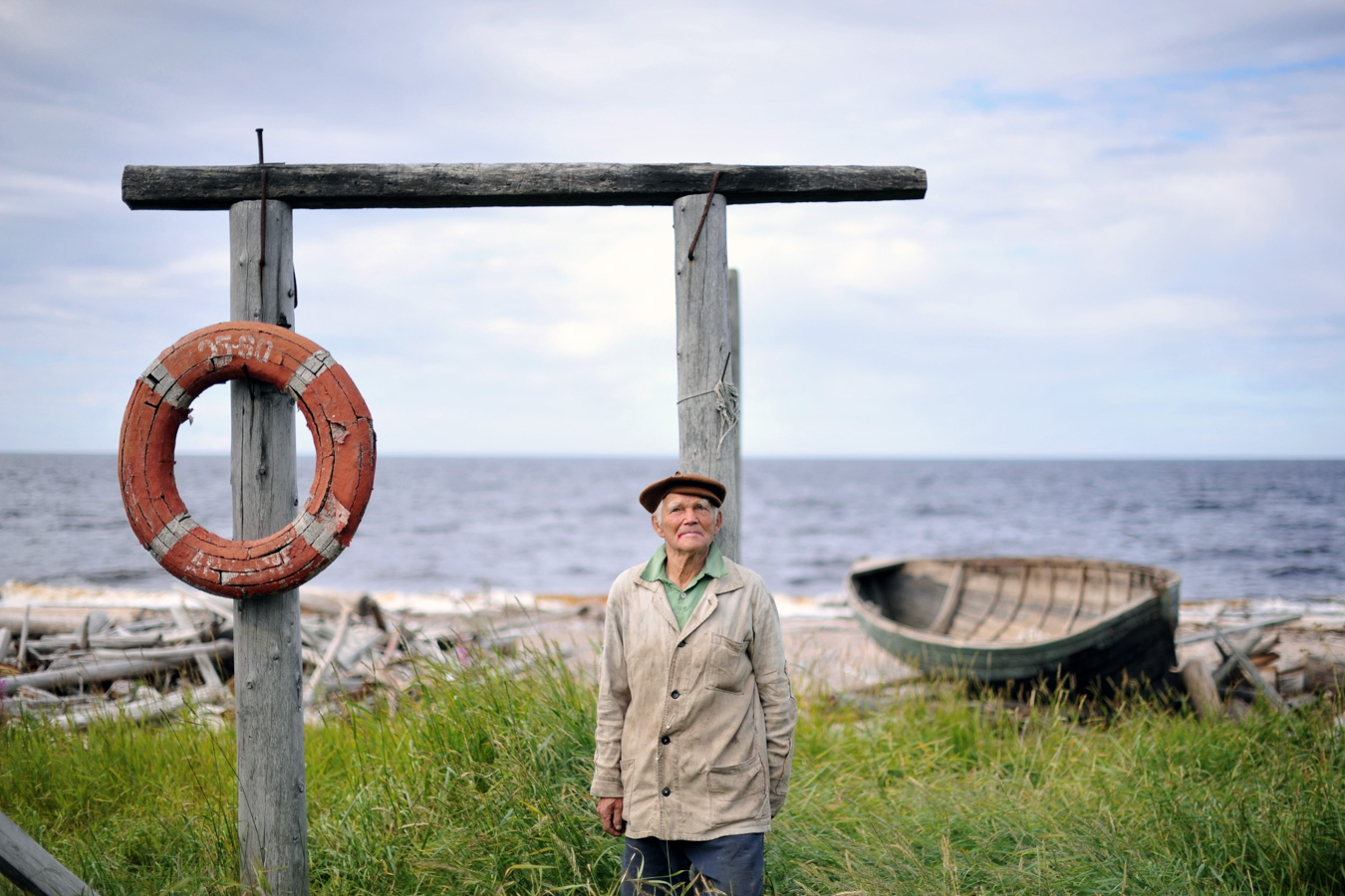 Зимний берег Белого моря, село Большие Козлы. Валентин родился и вырос на Зимнем берегу Белого моря. Десятки лет проработал на судостроительном заводе в Ленинграде. Летом приезжает с супругой в родительский дом в село Б.Козлы.