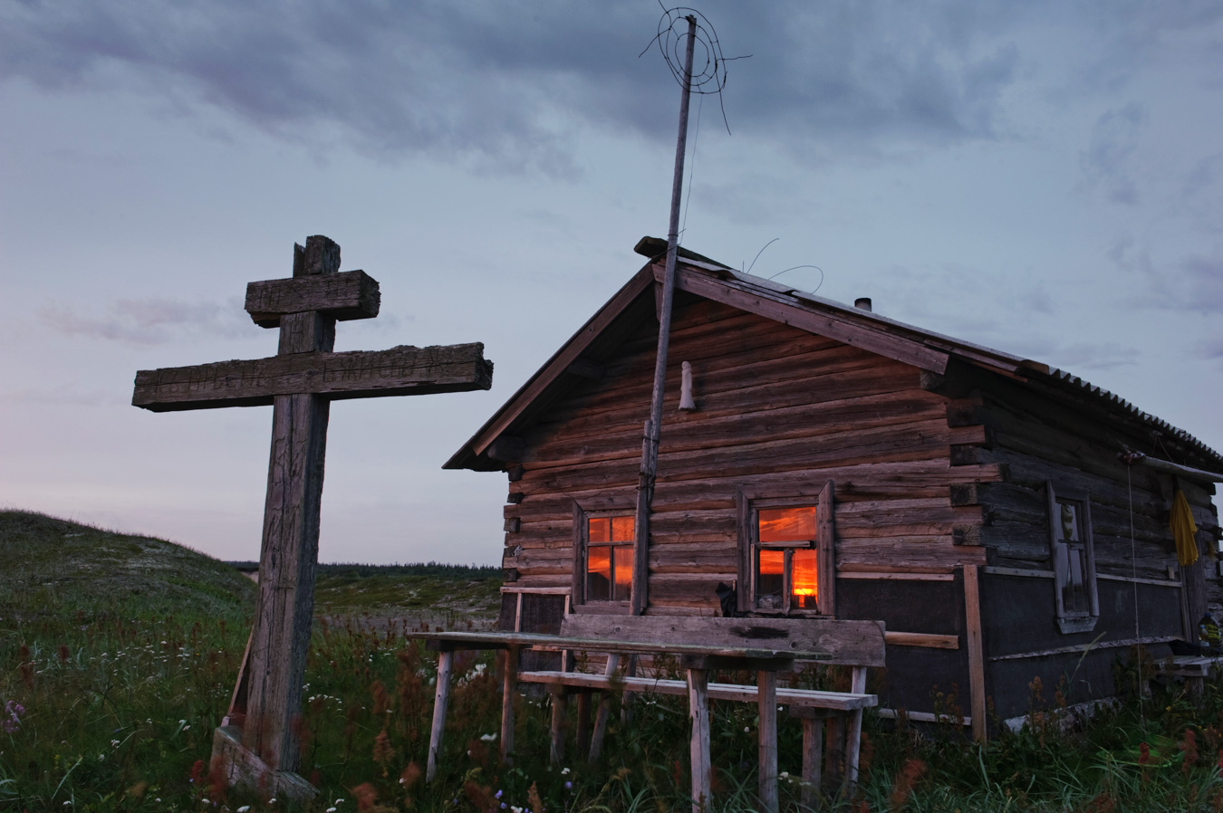 Рыбацкая изба "Могилка" на Зимнем берегу Белого моря. Могилка - потому что рядом старое ненецкое кладбище. Такие избы с крестами стоят по всему беломорскому побережью. Они спасительны для промысловика или путешественника в непогоду. Их можно считать символом Поморья.