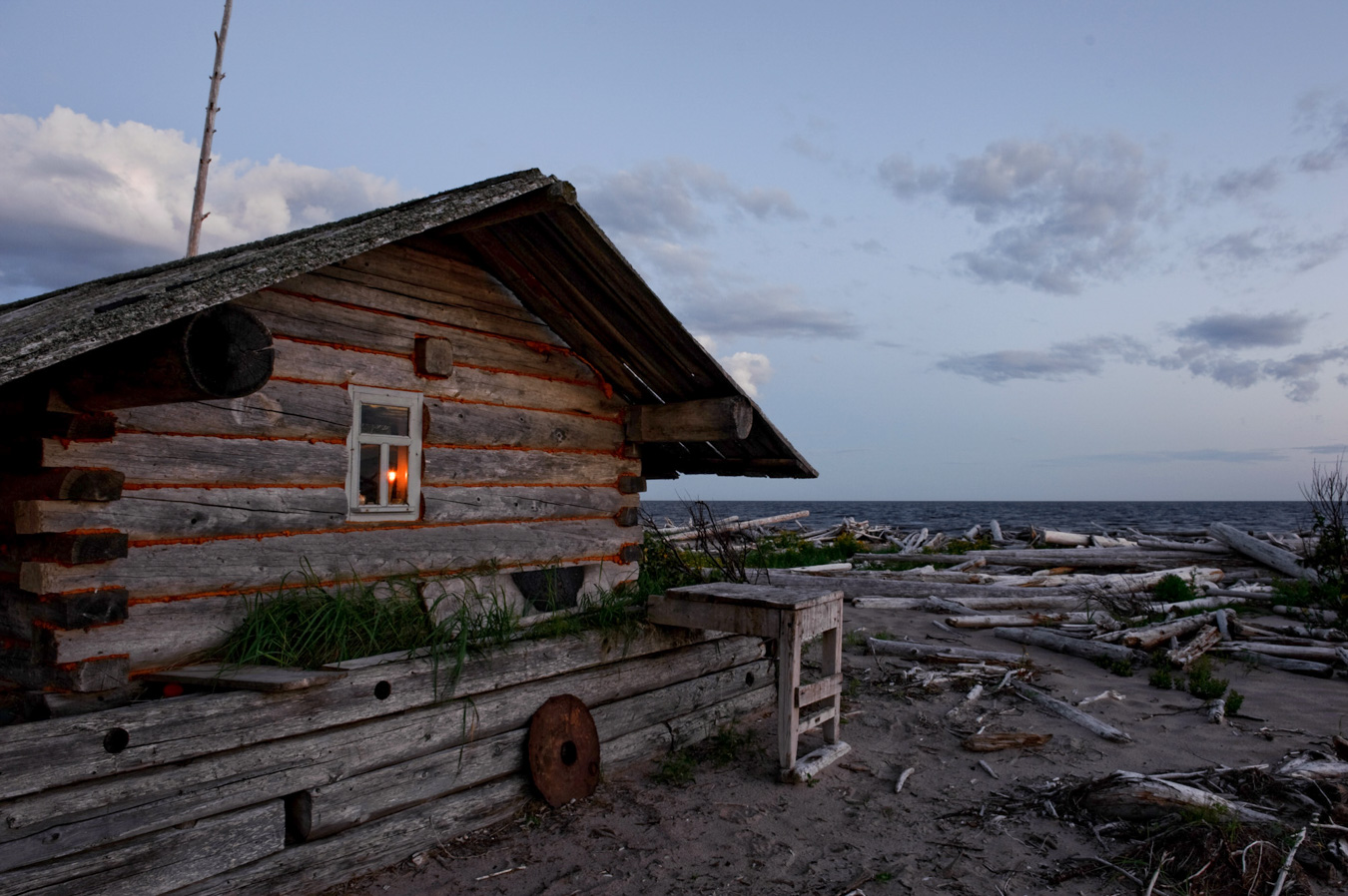 Рыбацкая изба на Зимнем берегу Белого моря.