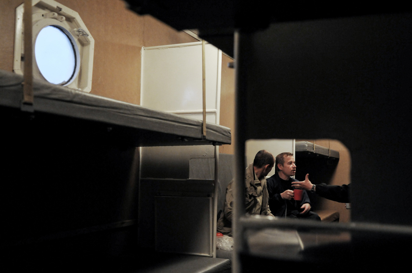 Белое море. Разговоры "за жизнь" пассажиров т/х "Беломорье" во время рейса на Койду.  "Беломорье" -  единственная альтернатива АН-2 для "попажи" в отдаленные прибрежные села. Стоит раза в два дешевле, но идти морем до суток в зависимости от удаленности, и билеты достать еще сложнее. К тому же сами поморы теплоход "не жалуют", называя его плоскодонной "посудиной".  Конструкция "Беломорья" не приспособлена для  морских переходов в условиях шторма. С этим связаны частые задержки рейсов при штормовых предупреждениях. Жители сел до сих пор вспоминают, что в советские годы из Архангельска ходили аж два катера на воздушной подушке - гораздо быстрее и комфортабельнее.