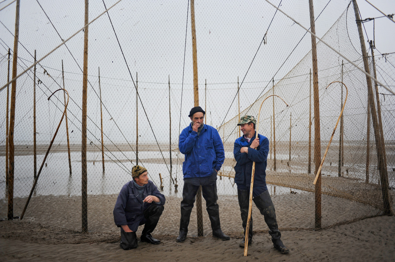 Рыбаки рыболовецкого колхоза "Освобождение" рядом с тайником на семгу во время перекура.