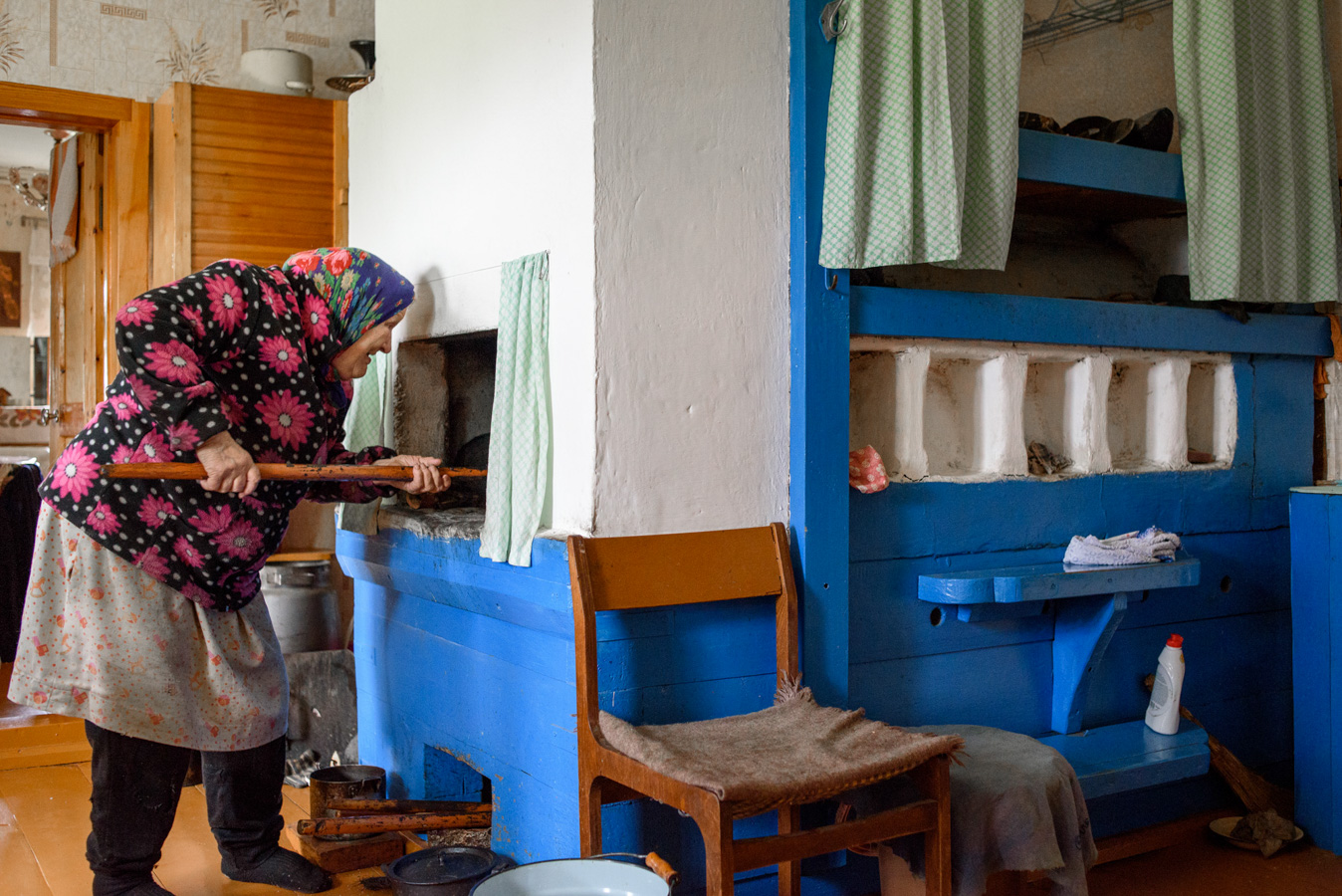 Жительница деревни Мегра у традиционной поморской печи.