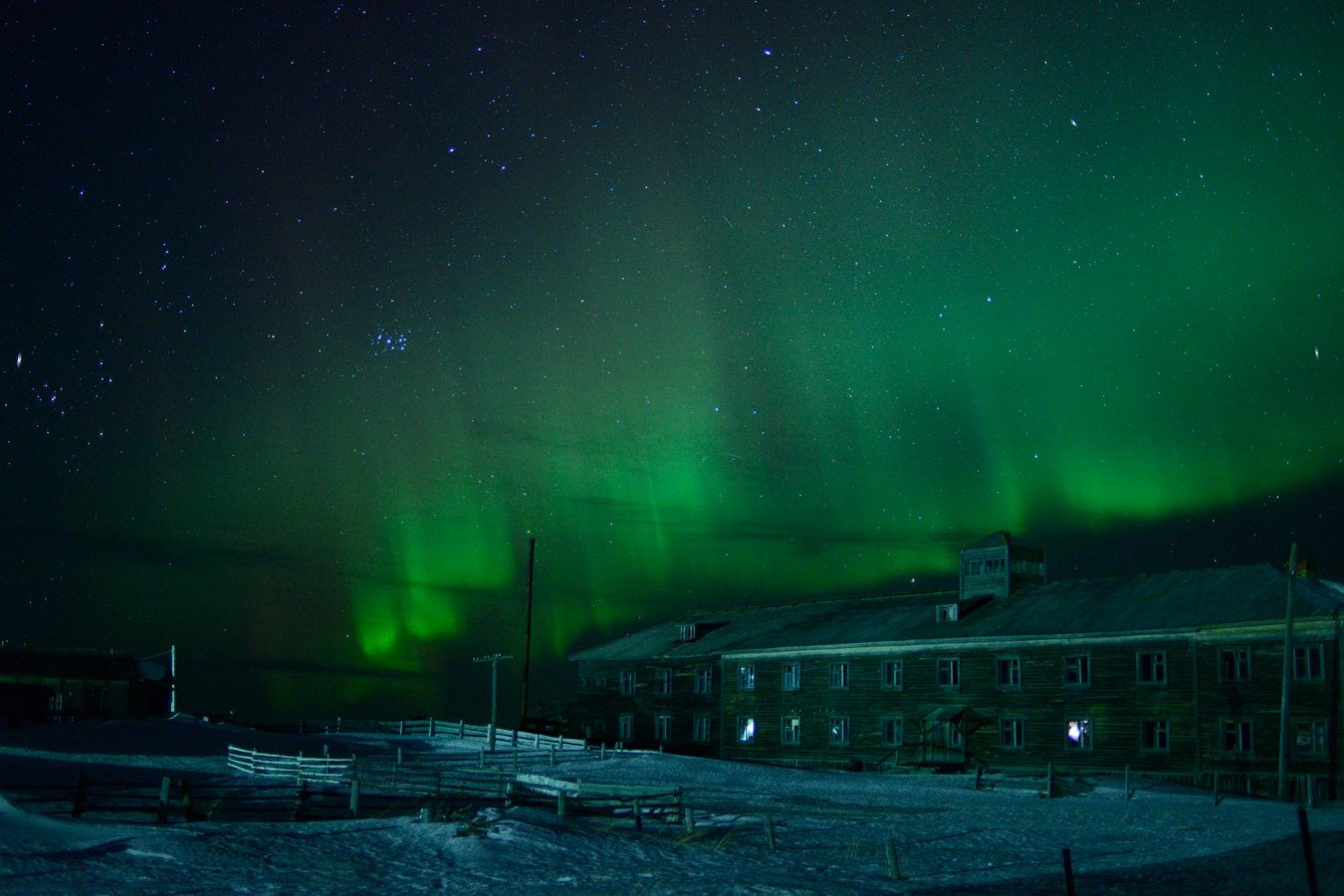 Здание колхозной гостиницы в селе Нижняя Золотица, где раньше жили ловцы бельков.