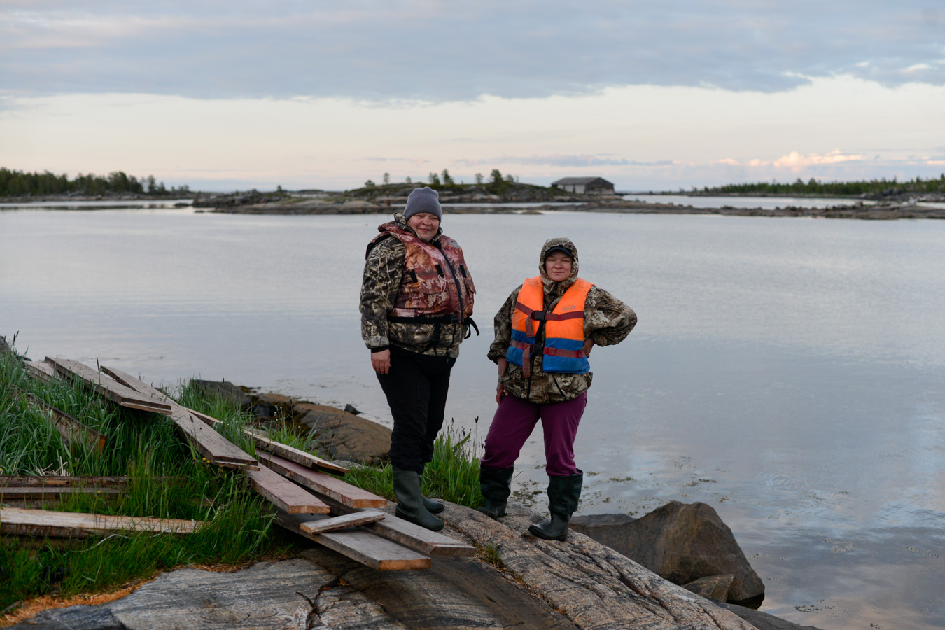 Карелия. Старое поморское село Гридино. Летом большинство мужиков "сидят на тоне", т.е на промысле. В деревне одни женщины. На них в это время все хозяйство. Например, чтобы набрать родниковой воды, нужно сходить на лодке за несколько км по морю.