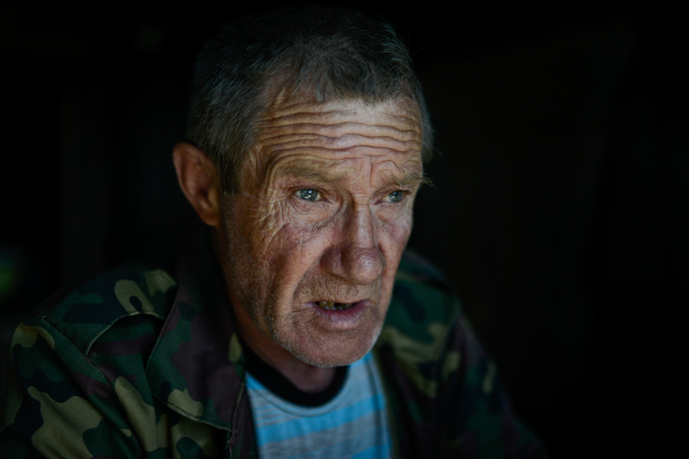 Поморский берег Белого моря, село Унежма.Петр охотник. Все жизнь проработал в Водлоозерском национальном парке. Рассказывает, что ходил по 60 км за день и кого только "не валил" - раньше охот. хозяйства  заготавливали зверя.  Сейчас с весны до зимы на берегу. Летом огород. Осенью охота. Сигарет кто-нибудь привезет и хорошо. Единственное, опасается за здоровье вдали от мед. помощи. Несколько лет назад после инсульта стал глуховат.