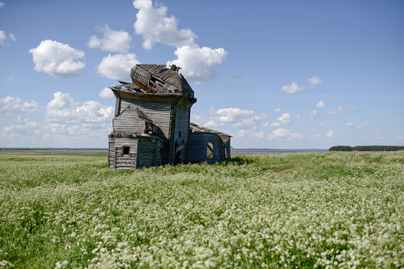 Поморский берег Белого моря. Никольская церковь в старом поморском селе Унежма. Официально село не жилое, хотя в старых подремонтированных домах по-прежнему живут люди.