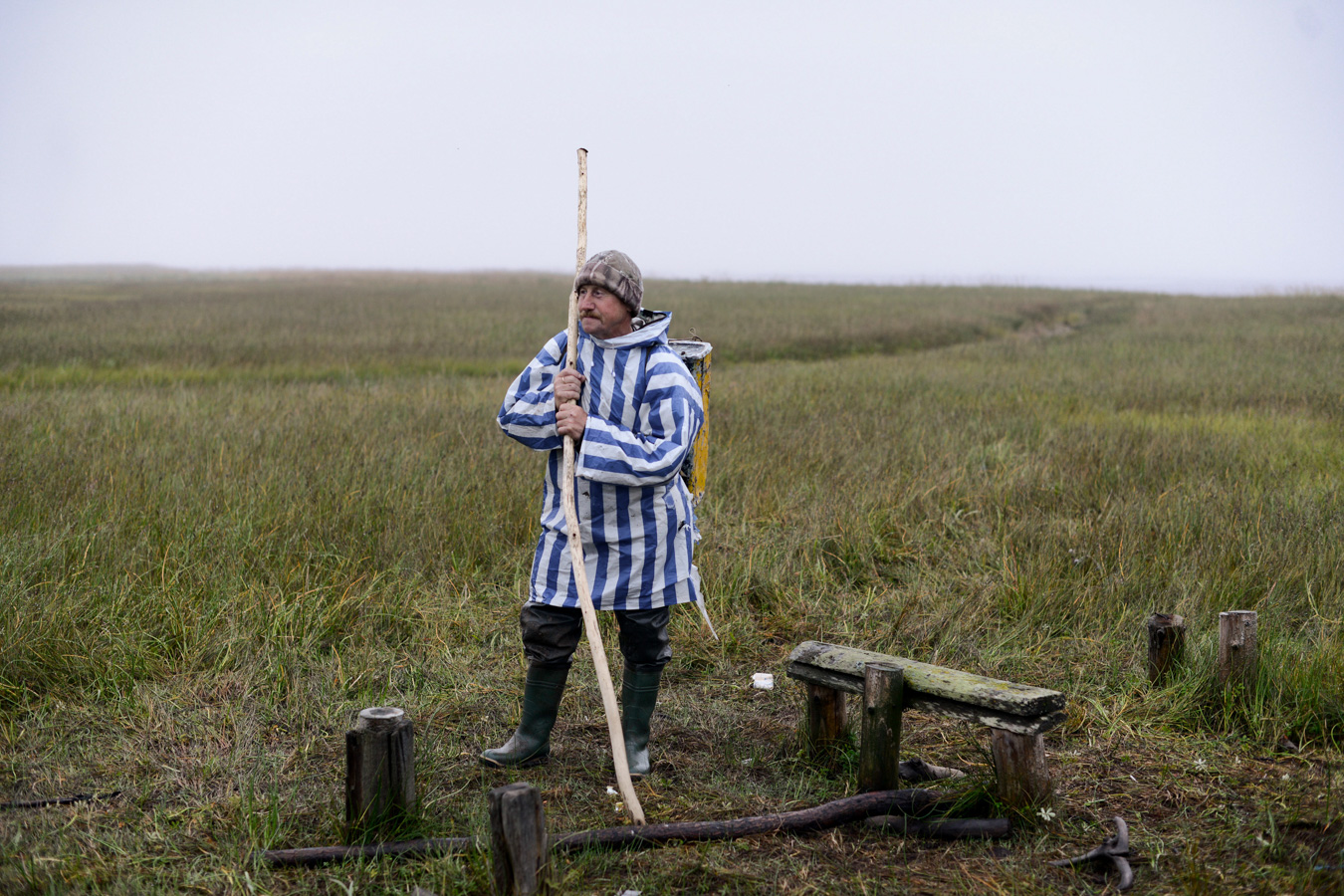 Борис Широкий родился в поморском селе Яжма, от которого сегодня осталась только часовня с крестом и несколько рыбацких изб. Остальное разобрали на дрова – такие порядки в тундре. Постоянно  живет в Неси, а на Яжму в избу приезжает в сезон со своей супругой.