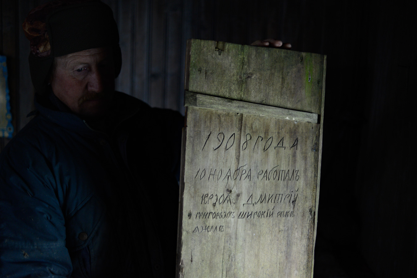 Житель пос.Несь Борис Широкий в старой часовне 1890ого года постройке в бывшем селе Яжма.