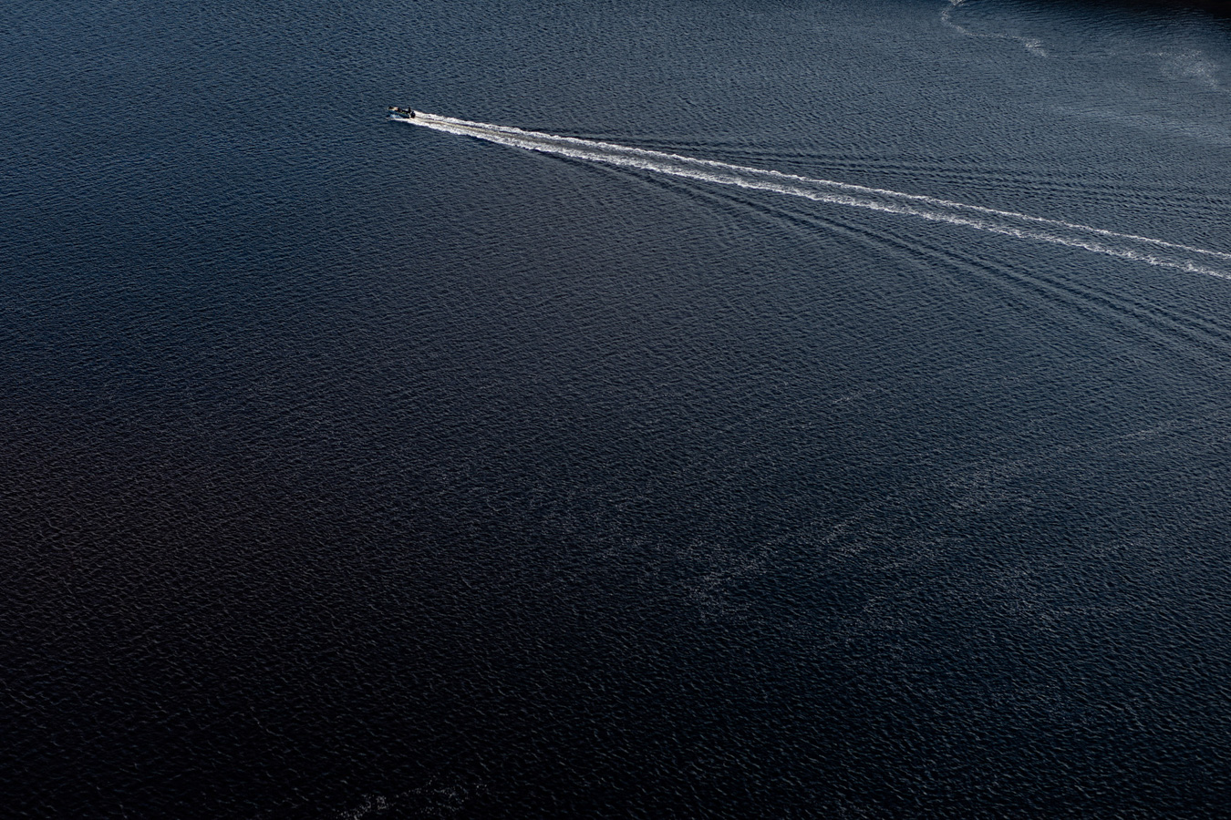 Моторная лодка в устье р.Варзуга