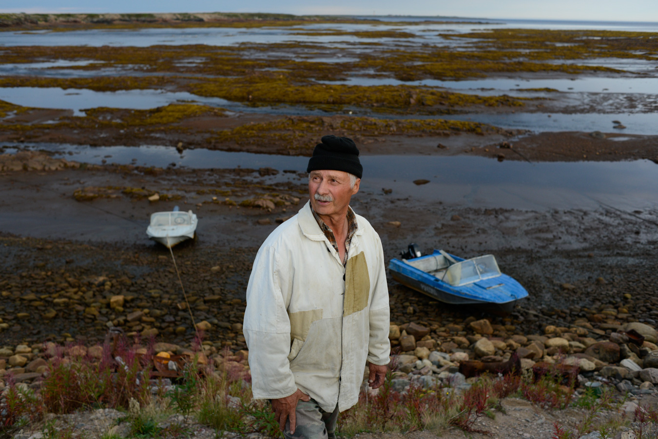 Житель с.Сосновка на ерегу моря во время отлива