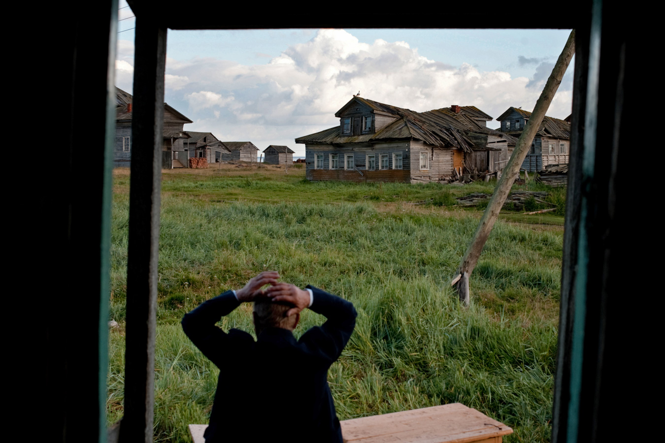 Терский берег Белого моря, село Тетрино. В прошлом село было центром Тетринской волости, крупнейшее село на Терском берегу. Но в 20 веке пришло в упадок. Сегодня в Тетрино постоянно живут только в одном доме.  Летом же прилетают дачники. В 2015 году в селе установили крест на восстановливаемую старую церковь.