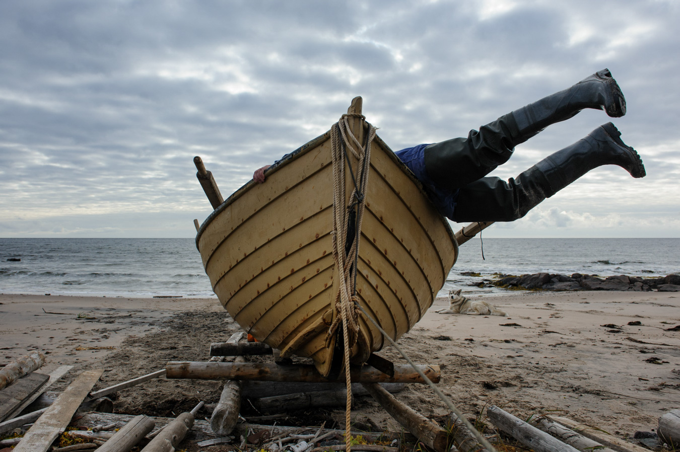 Рыбак из с.Чаваньга достает улов из карбаса