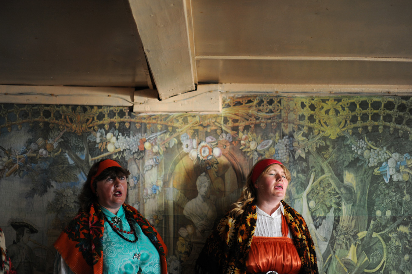 Село Тетрино, Терский берег Белого моря. Гастрольное выступление хора из Варзуги. Это легендарный для Поморья коллектив, чуть ли не единственный на всем побережье. Летом если есть поддержка властей, хор устраивает гастроли по Терскому берегу - выступает в сельских избах и домах культуры отдаленных сел. Добираются на ГАЗ-66 и вертолете.