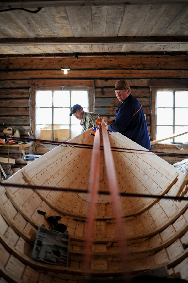Мужики из села Чаваньга шьют поморский карбас